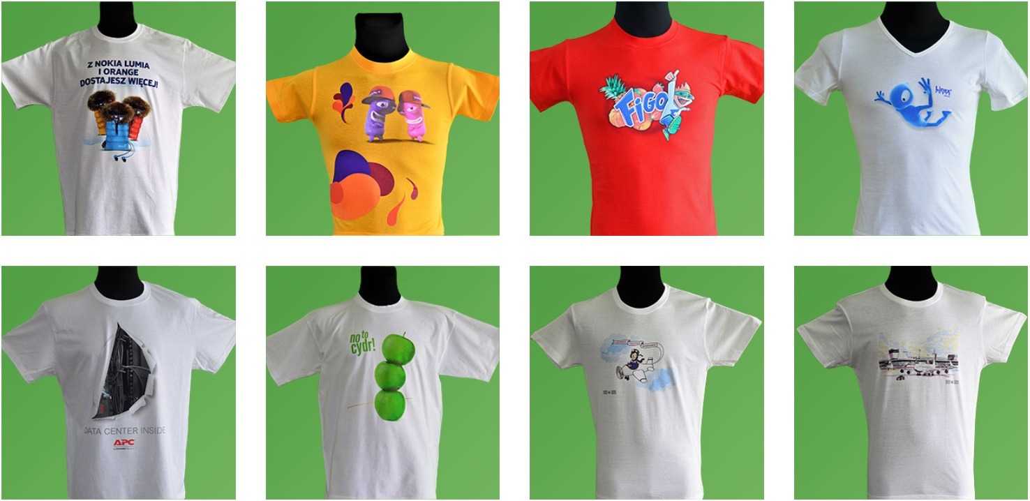 Kolekcja koszulek z różnymi nadrukami prezentowana na manekinach na tle zielonego ekranu, obejmująca motywy od kreskówkowych postaci i logotypów po grafiki związane z technologią i hasła reklamowe.