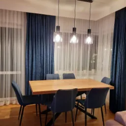 Przesunięcie punktu świetlnego oraz montaż lampy tak aby idealnie pasowała oświetlając stół.