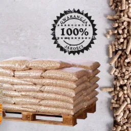 Ułożone na palecie worki z pelletem drzewnym, obok opakowanie firmowe VULKAN Pellet, pieczęć z napisem 'Gwarancja 100% Jakości' oraz rozsypany pellet na szarym tle.