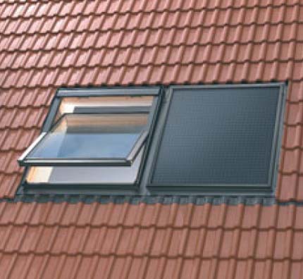 Czerwony dach z dachówki ceramicznej z oknem dachowym uchylonym i panelem solarnym wbudowanym w połać dachu.