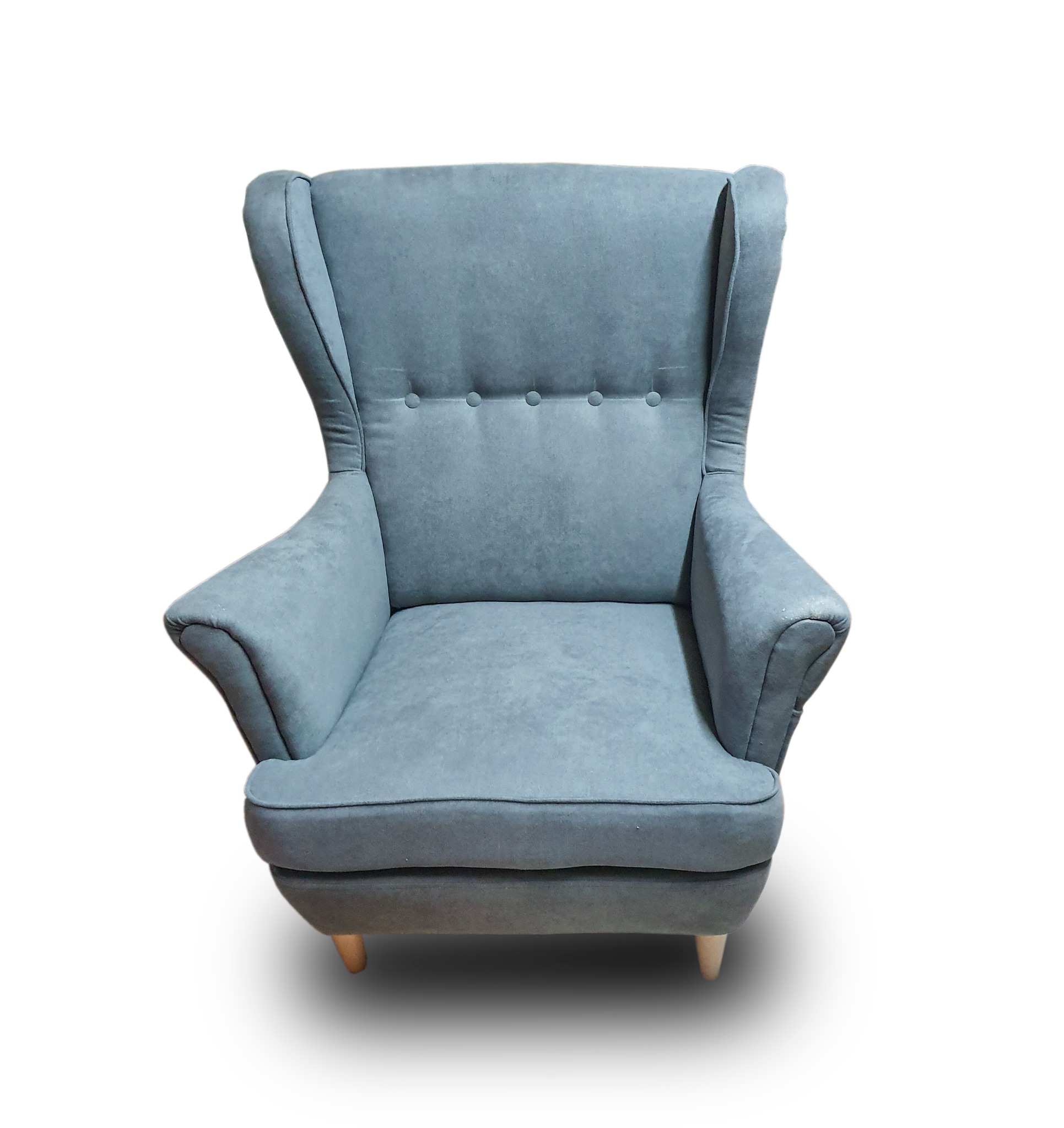 Szary, tapicerowany fotel typu uszak z drewnianymi nóżkami, sfotografowany na białym tle.