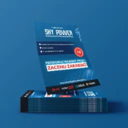 Stos ulotek reklamowych instalacji fotowoltaicznych Sky Power na jednolitym niebieskim tle. Ulotka informuje o doradztwie, darmowym projekcie i 25-letniej gwarancji na zestawy, a także o możliwości...