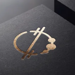 Złote logo na czarnym, teksturowanym papierze, z wyraźnym światłocieniem podkreślającym fakturę papieru i detale wzoru.