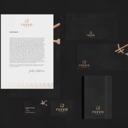 GRAFKA STUDIO IZABELA KARP - Identyfikacja wizualna marki Feevo Stones: papier firmowy, wizytówka, koperta i notatnik w kolorze czarnym z logo w kolorze złotym na ciemnym tle.