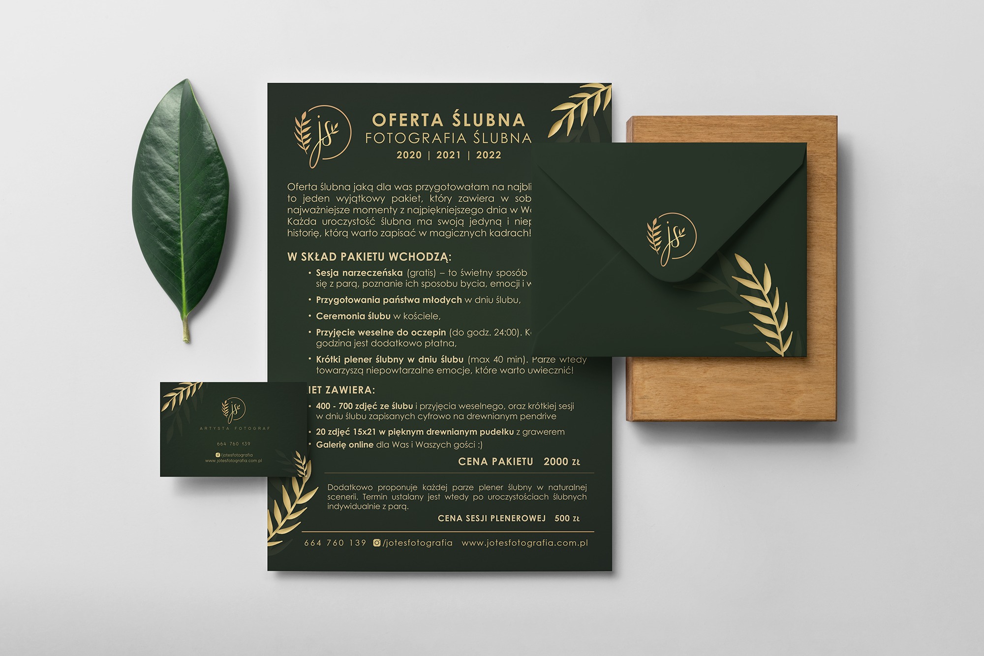 Elegancka oferta ślubna fotografa, prezentująca pakiet usług na lata 2020-2022, z zielonym liściem w lewym górnym rogu, ciemnozieloną kopertą z logo, drewnianą ramką i wizytówką artysty fotografa.