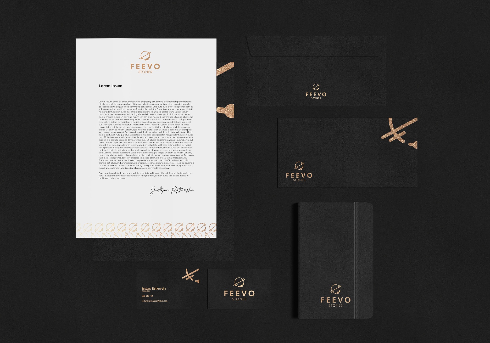 Identyfikacja wizualna marki Feevo Stones: papier firmowy, wizytówka, koperta i notatnik w kolorze czarnym z logo w kolorze złotym na ciemnym tle.