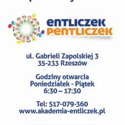 Plakat informacyjny z nazwą żłobka, adresem, godzinami otwarcia i numerem telefonu.