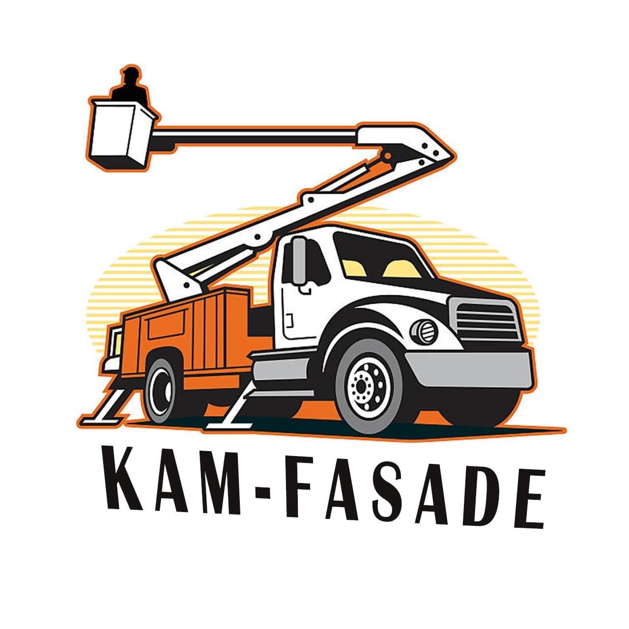 Ilustracja przedstawiająca pomarańczowo-biały samochód z wysięgnikiem i koszem, z sylwetką osoby w koszu, na tle żółtych pasków, z napisem 'KAM-FASADE' u dołu.