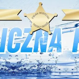 Grafika reklamowa ekologicznej pralni wodnej z logo Lagoon i certyfikatem Woolmark Approved, na tle stylizowanym na wodę.