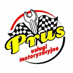 Logo firmy PRUS usługi motoryzacyjne z kluczem płaskim i flagami w szachownice na białym tle.