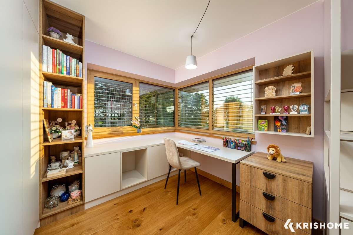 Jasne wnętrze pokoju z drewnianymi oknami i żaluzjami poziomymi. Widok na zieleń za oknem. Biurko z krzesłem, regały z książkami i dekoracjami. Ciepłe oświetlenie.