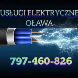 Grafika reklamowa usług elektrycznych w Oławie: Kabel z trzema żyłami i efektowne wyładowania elektryczne, numer telefonu na ciemnoniebieskim tle.