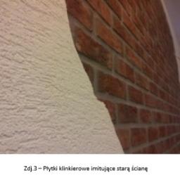 FB Usługi remontowo-budowlane - Fragment ściany z nałożoną strukturą dekoracyjną w odcieniach bieli, sąsiadujący z fragmentem ściany wykończonej płytkami klinkierowymi imitującymi starą czerwoną cegłę, widoczne niedociągnięcia...