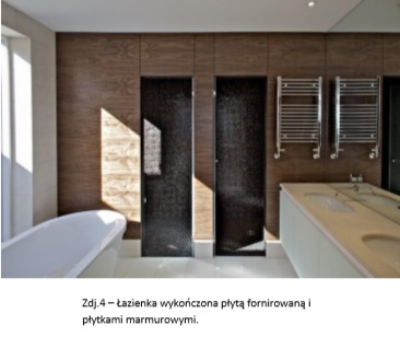 Nowoczesna łazienka z wanną wolnostojącą, ścianą wykończoną płytami fornirowanymi w odcieniach brązu, dwoma czarnymi, mozaikowymi kabinami prysznicowymi i białym blatem z umywalką.