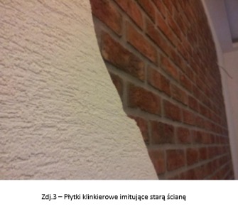 Fragment ściany z nałożoną strukturą dekoracyjną w odcieniach bieli, sąsiadujący z fragmentem ściany wykończonej płytkami klinkierowymi imitującymi starą czerwoną cegłę, widoczne niedociągnięcia...