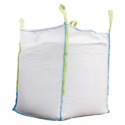 Duży, biały worek typu Big Bag z czterema zielonymi uchwytami, wypełniony jasnym materiałem sypkim, obramowany niebieską nicią.