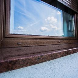 Okna i marmurowe parapety.