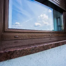 Okna i marmurowe parapety.