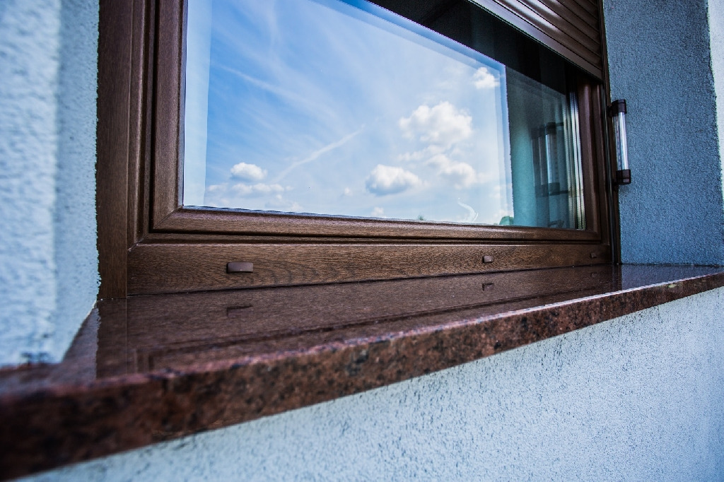 Okna i marmurowe parapety.