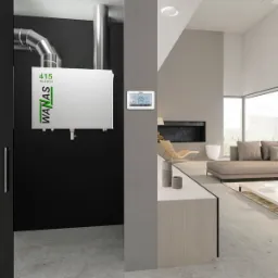 Nowoczesny system wentylacji WANAS 415 HI-TECH z rurami i panelem sterowania na ścianie w jasnym, minimalistycznym wnętrzu salonu z kominkiem.