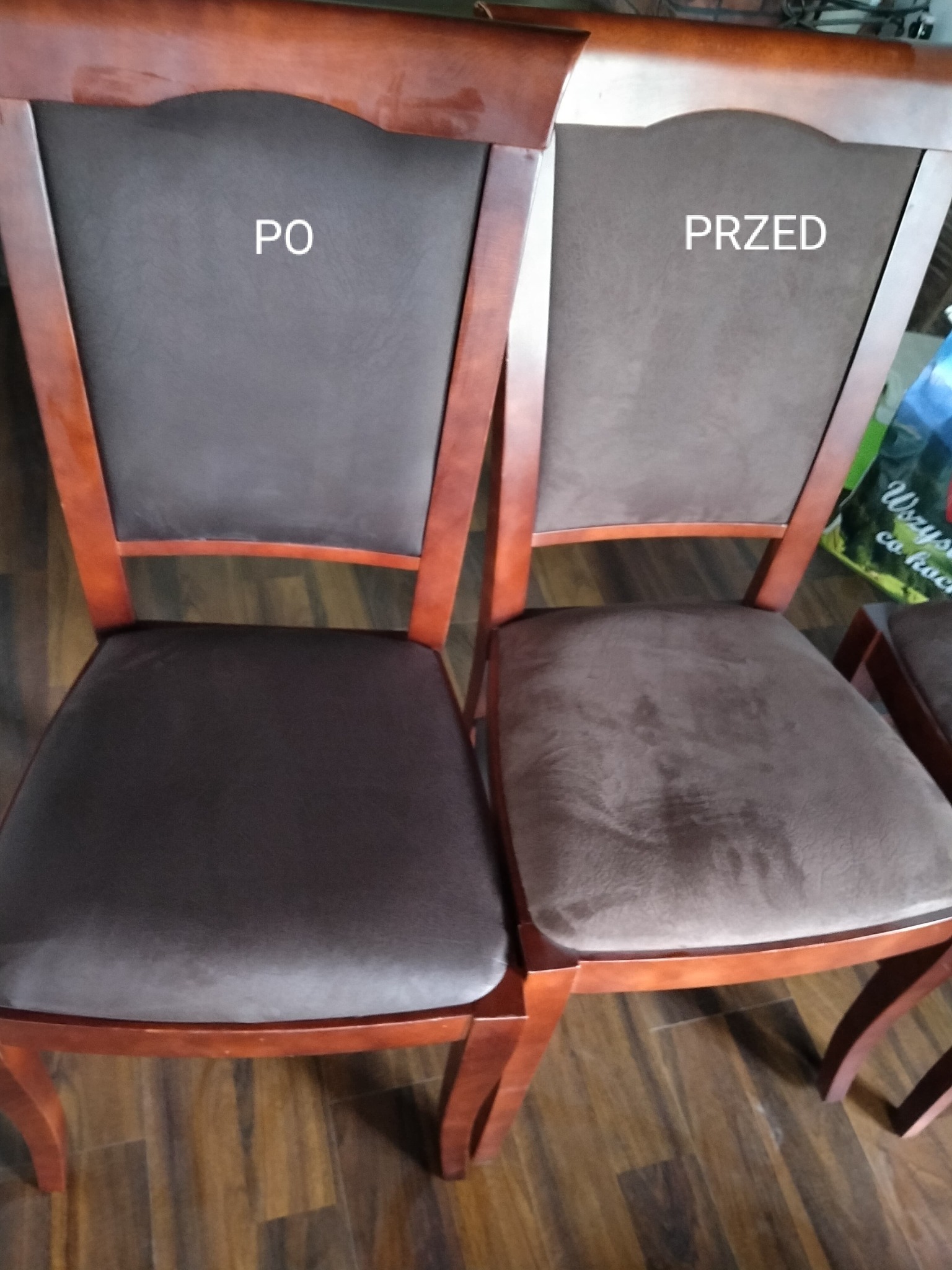 Dwa krzesła z brązową tapicerką, jedno po czyszczeniu z napisem 'PO', drugie przed z napisem 'PRZED', ukazujące różnicę w wyglądzie.