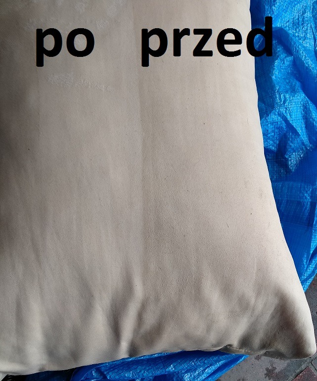 Jasna poduszka z widocznym efektem czyszczenia: lewa strona 'po', prawa strona 'przed', na tle niebieskiej folii.