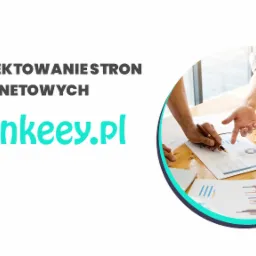 Zespół analizuje dane z wykresów na biurku z laptopem, notatnikiem i telefonem komórkowym, używając pióra do wskazywania trendów.