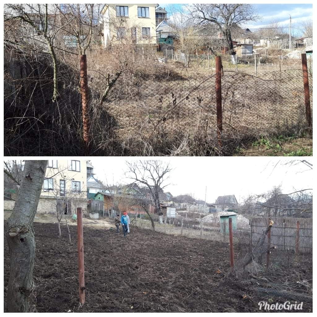 Działka przed i po wyrównaniu terenu, widoczne ogrodzenie z siatki i dwóch mężczyzn pracujących na ziemi.