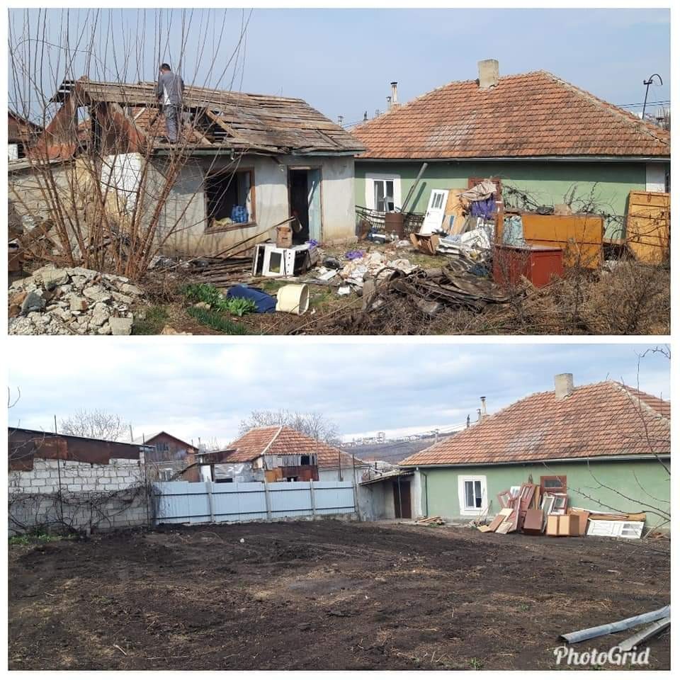 Porównanie stanu przed i po rozbiórce starego budynku: na górnym zdjęciu zniszczony budynek z częściowo usuniętym dachem, gruz i bałagan wokół; na dolnym zdjęciu uporządkowany teren z widocznym...