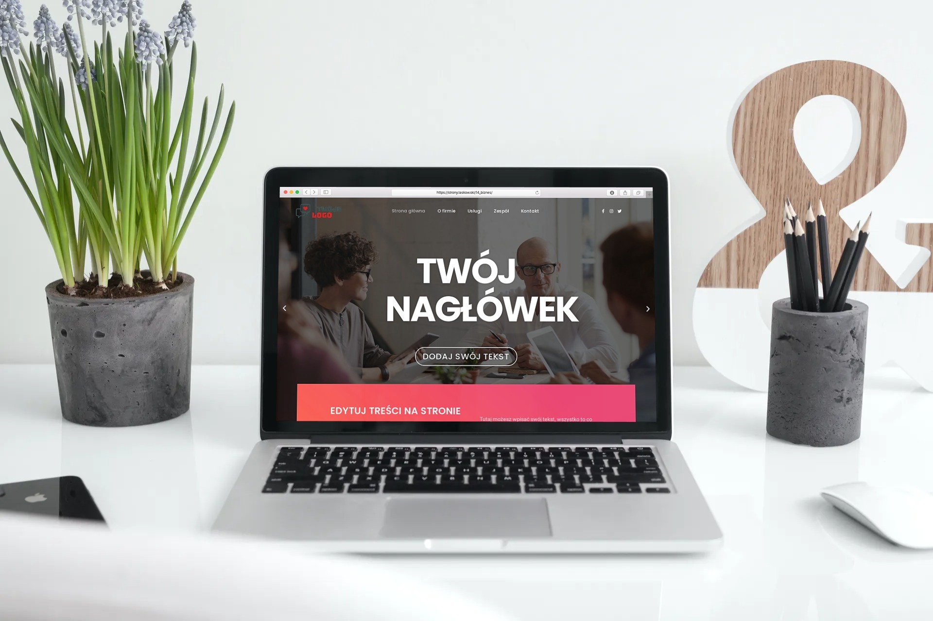 Laptop wyświetla szablon strony internetowej z nagłówkiem 'TWÓJ NAGŁÓWEK' na białym biurku z doniczką z hiacyntami i pojemnikiem na ołówki z betonu, obok leży biała myszka komputerowa i czarny...