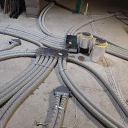 Rozprowadzenie przewodów wentylacyjnych w peszlach, z puszkami rozdzielczymi i izolowanymi kanałami wentylacyjnymi na surowym podłożu w Maćkówce.