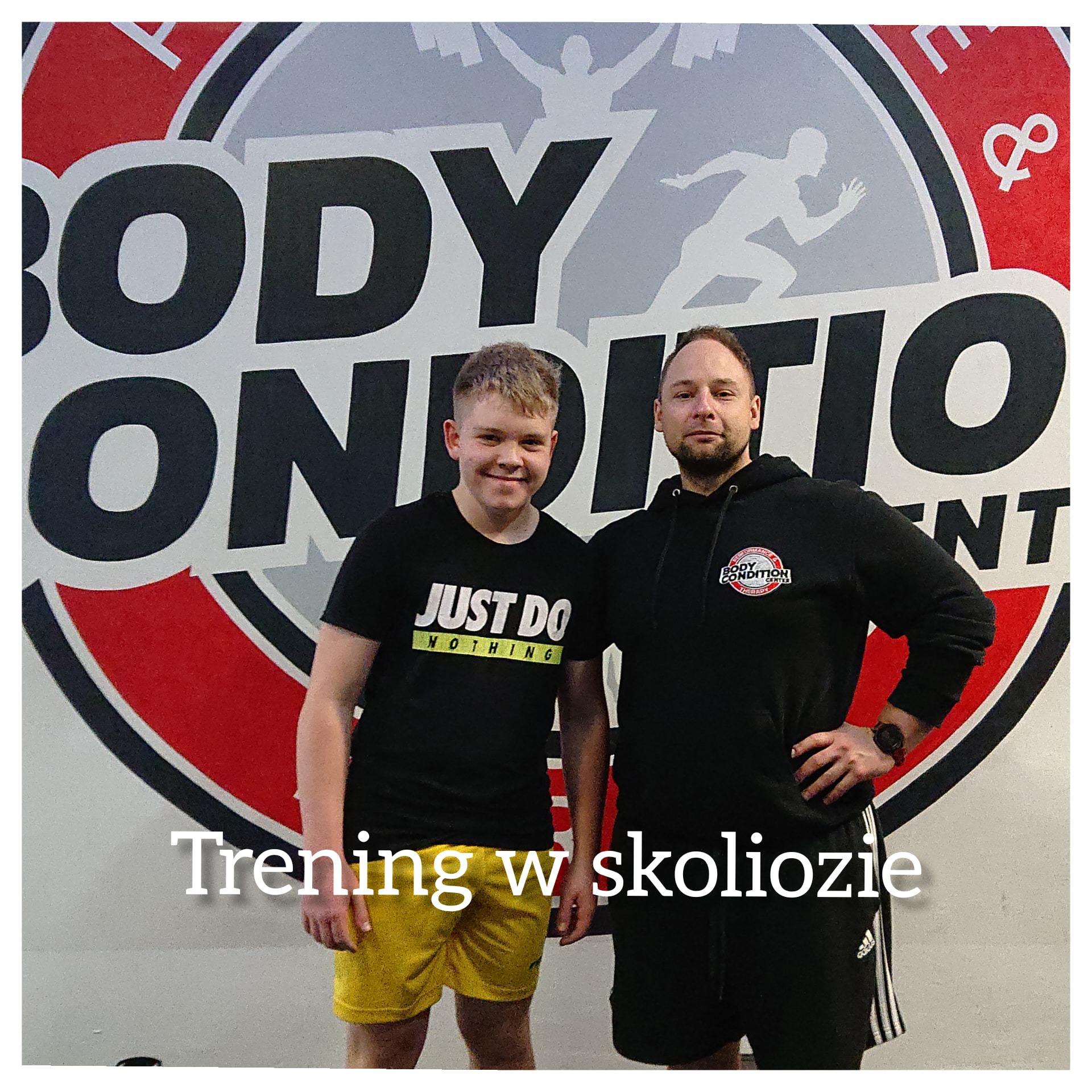 Młody mężczyzna i trener pozują na tle logotypu Body Condition, prawdopodobnie po treningu na skoliozę.