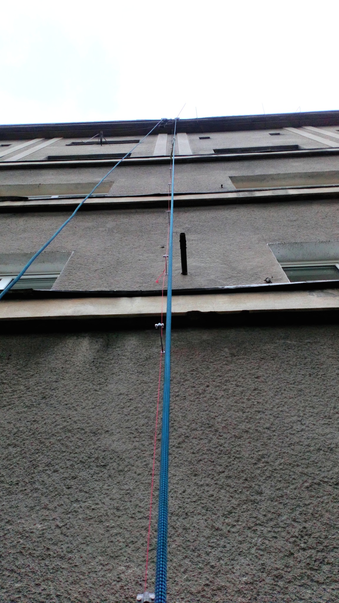 Montaż instalacji odgromowej.