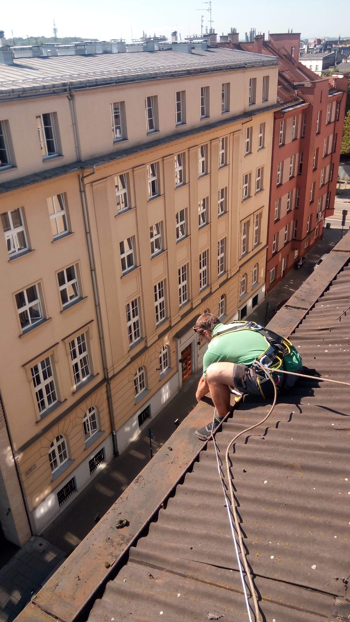 Wymiana obróbek blacharskich pasa podrynnowego. Wymiana korytek rynnowych i spustów.