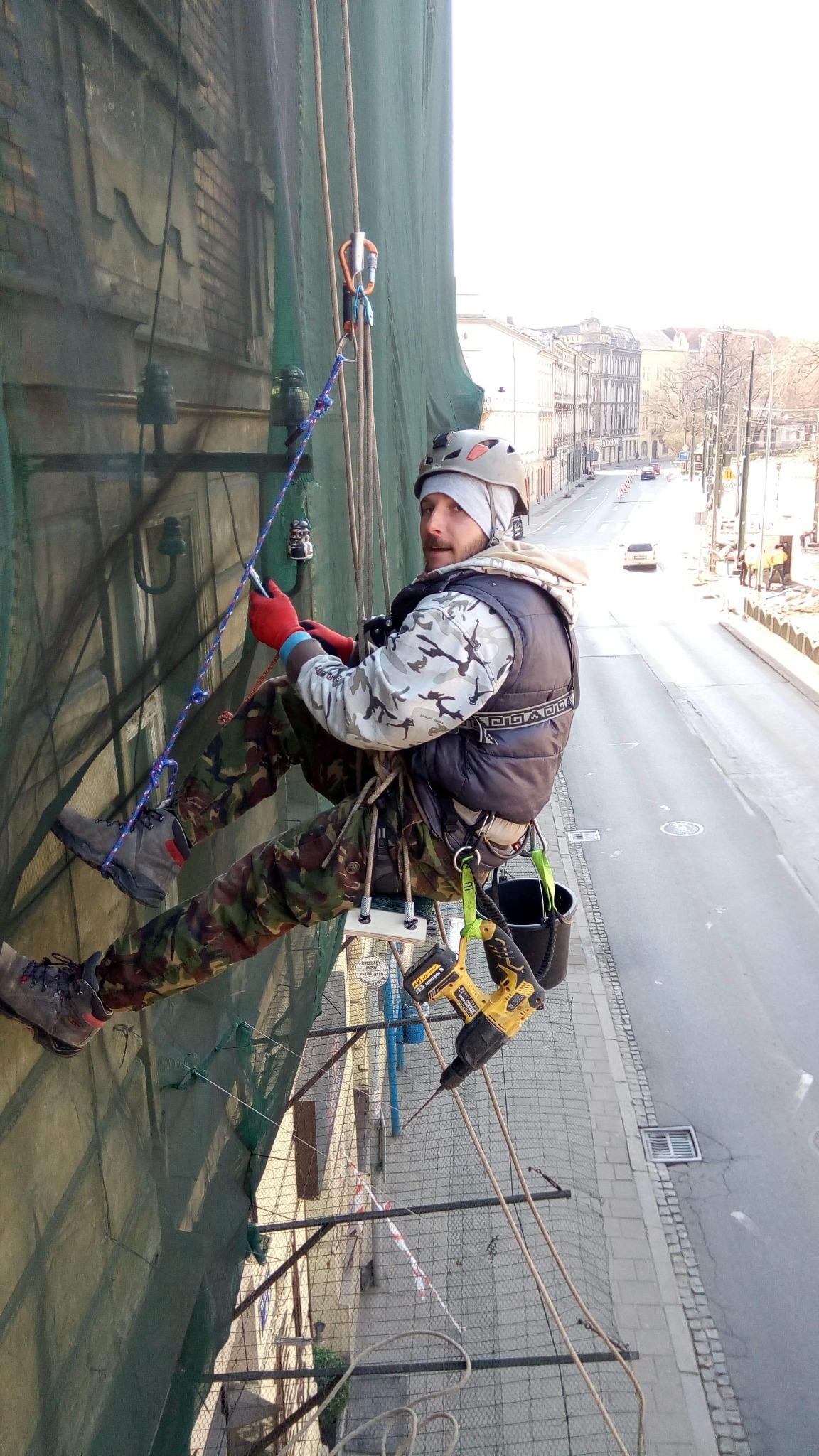 Zabezpieczenie kamienicy przed osypywaniem się tynków.
