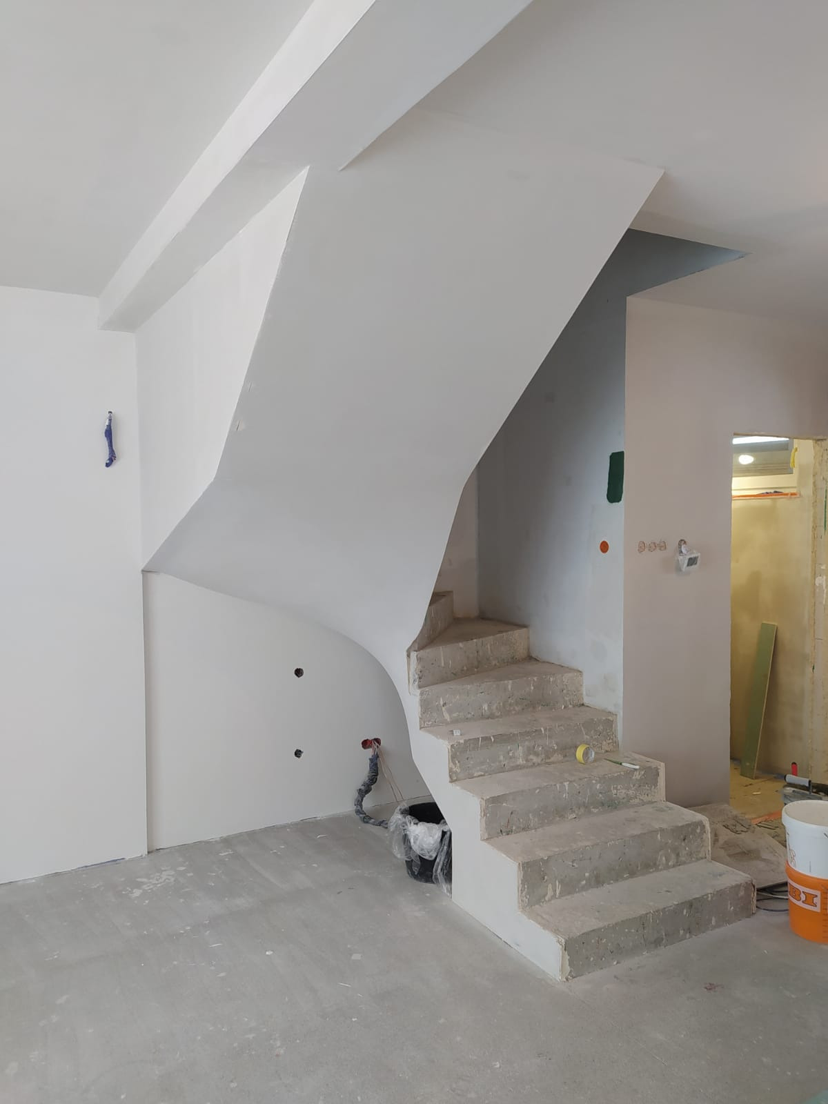 Maślice. Nie ukrywamy, że gładzie pod schodami były ciekawym wyzwaniem. Gładzie metoda natryskowa. Flugger LSR