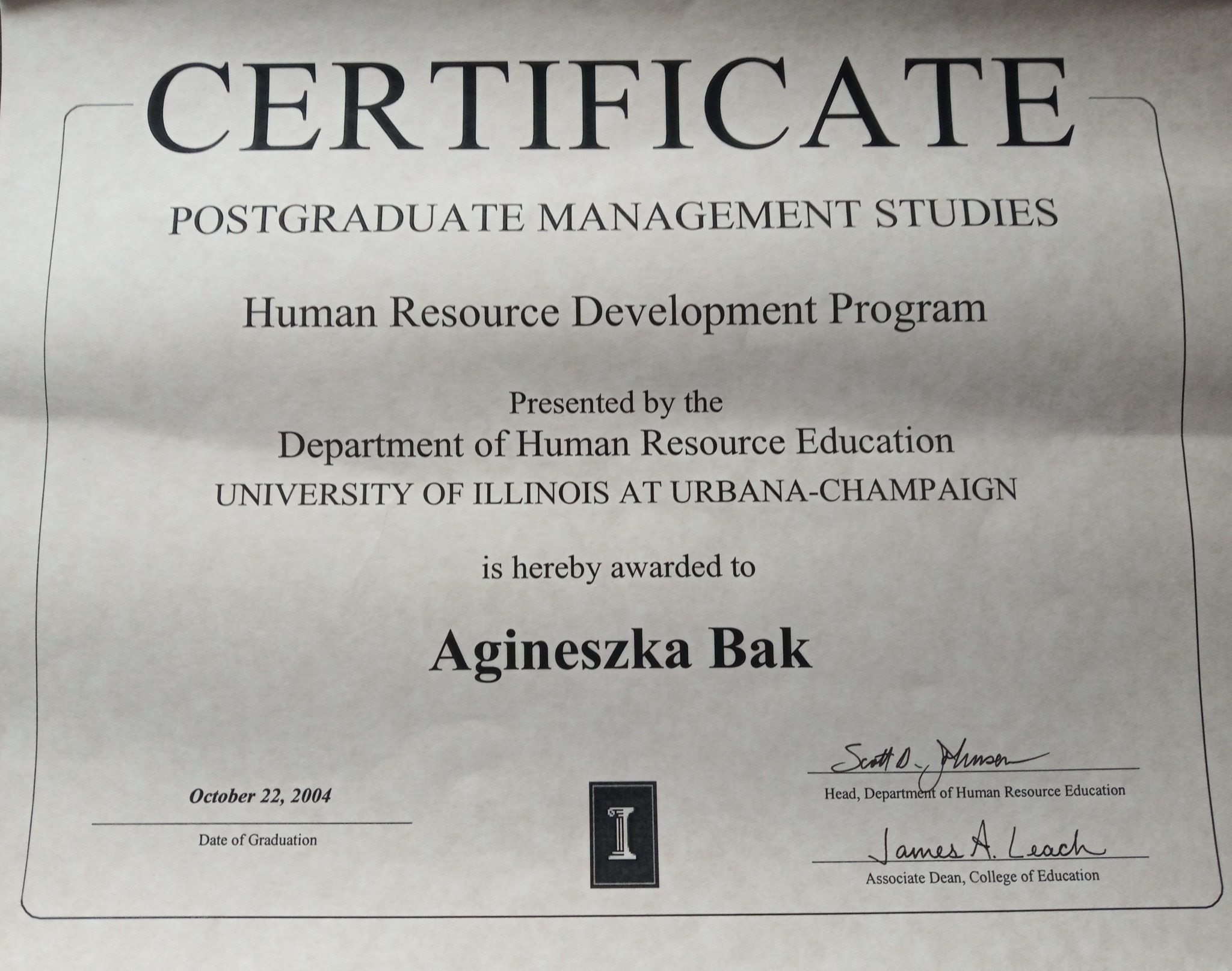 Certyfikat ukończenia studiów podyplomowych z Zarządzania Zasobami Ludzkimi, wydany przez University of Illinois at Urbana-Champaign, dla Agieszki Bak, z datą ukończenia 22 października 2004...