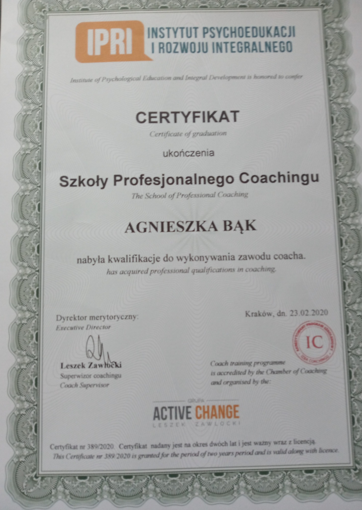 Skan certyfikatu ukończenia Szkoły Profesjonalnego Coachingu przez Agnieszkę Bąk, wydany przez Instytut Psychoedukacji i Rozwoju Integralnego, podpisany przez Dyrektora Leszka Zawłockiego, z datą...