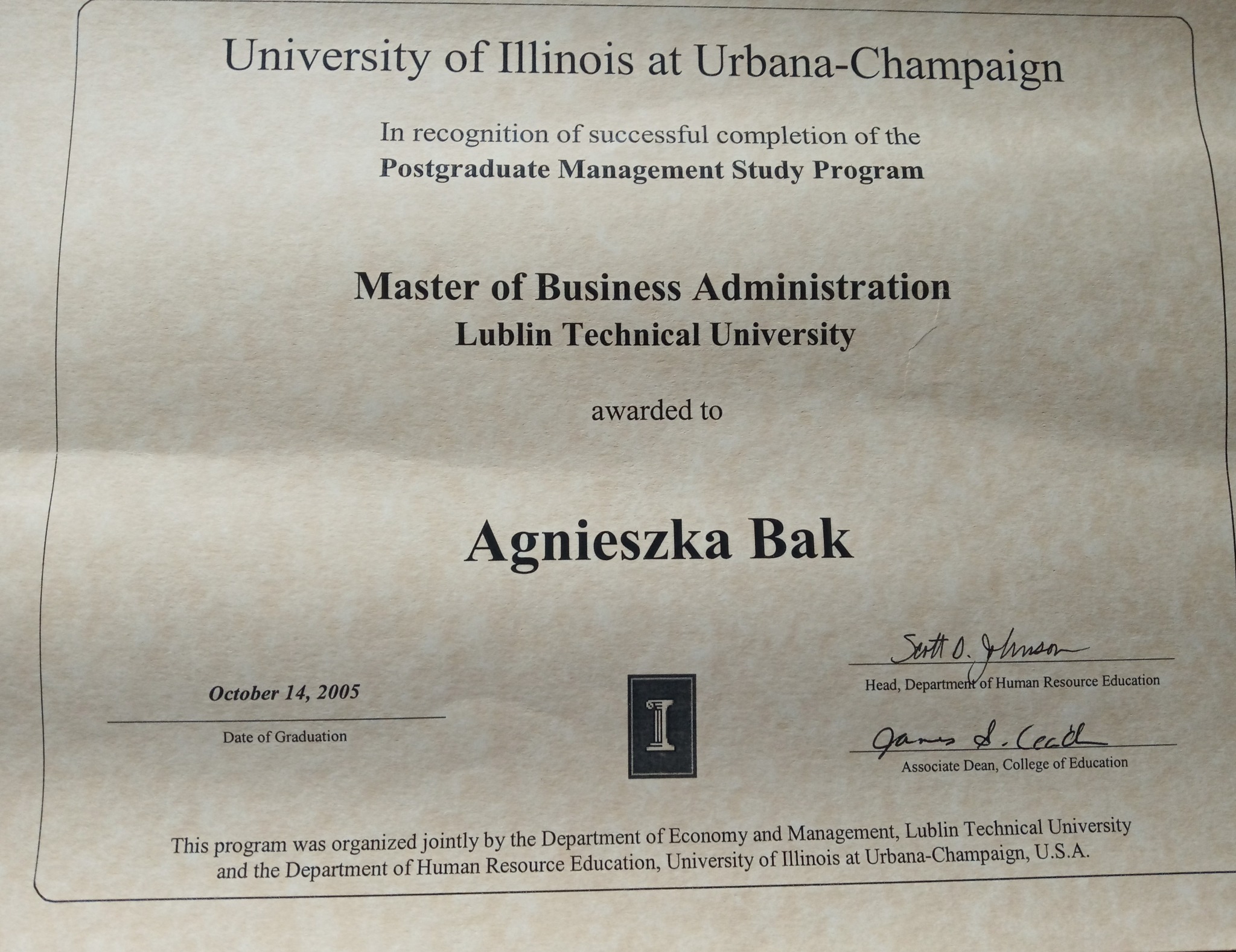Dyplom ukończenia studiów Master of Business Administration, wydany przez University of Illinois at Urbana-Champaign i Lublin Technical University, przyznany Agnieszce Bak, datowany na 14...