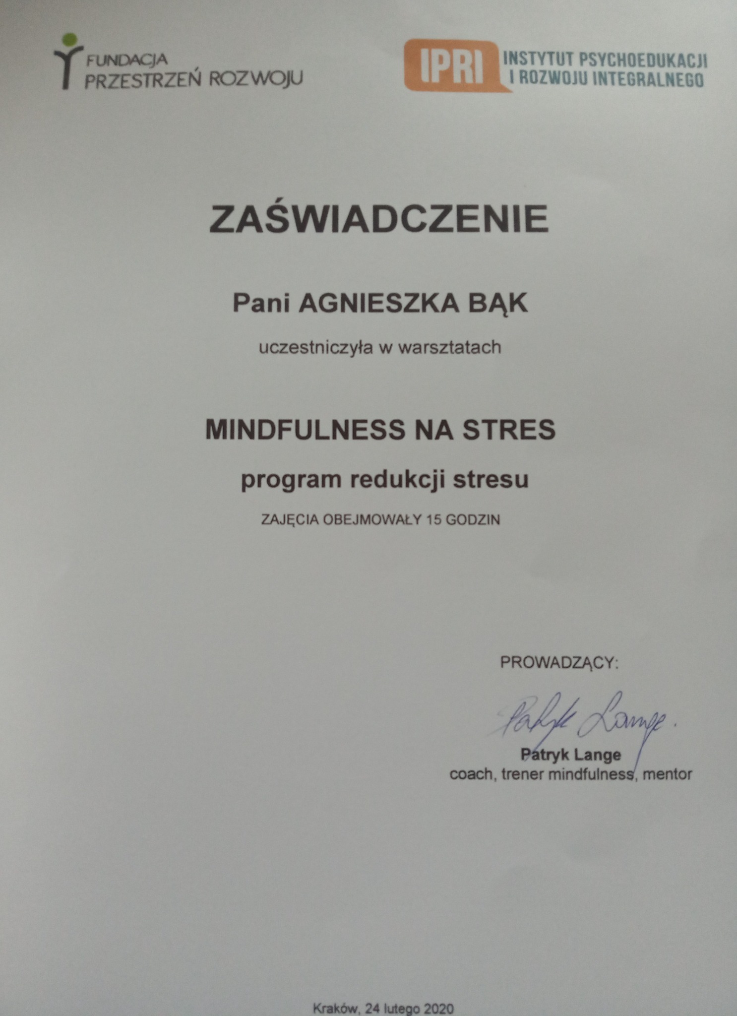 Skan zaświadczenia o ukończeniu warsztatów Mindfulness na stres dla Pani Agnieszki Bąk, prowadzonych przez Patryka Lange, coacha, trenera mindfulness i mentora, wydane w Krakowie 24 lutego 2020...