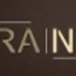 Logo firmy Petra Natura na ciemnobrązowym tle, z delikatnymi liniami podkreślającymi nazwę.