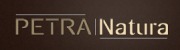 Logo firmy Petra Natura na ciemnobrązowym tle, z delikatnymi liniami podkreślającymi nazwę.