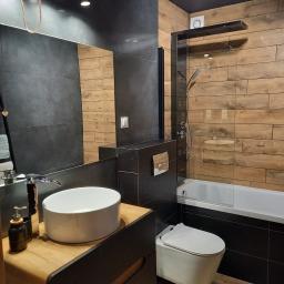 łazienka w stylu loft  na ścianach płytki wielko formatowe i imitujące drewno
