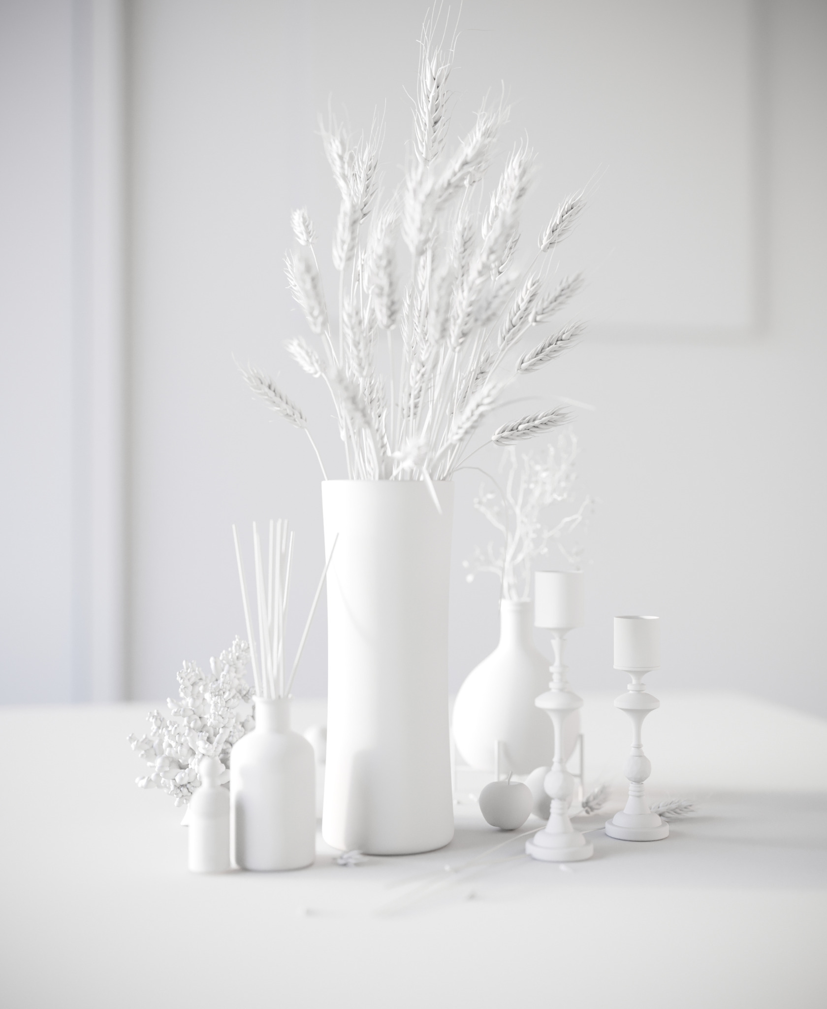 Monochromatyczna kompozycja dekoracyjna w bieli: wysokie źdźbła zboża w cylindrycznym wazonie, dyfuzor zapachowy z patyczkami, mały bukiet kwiatów, dekoracyjne jabłko i dwa świeczniki na białym tle.