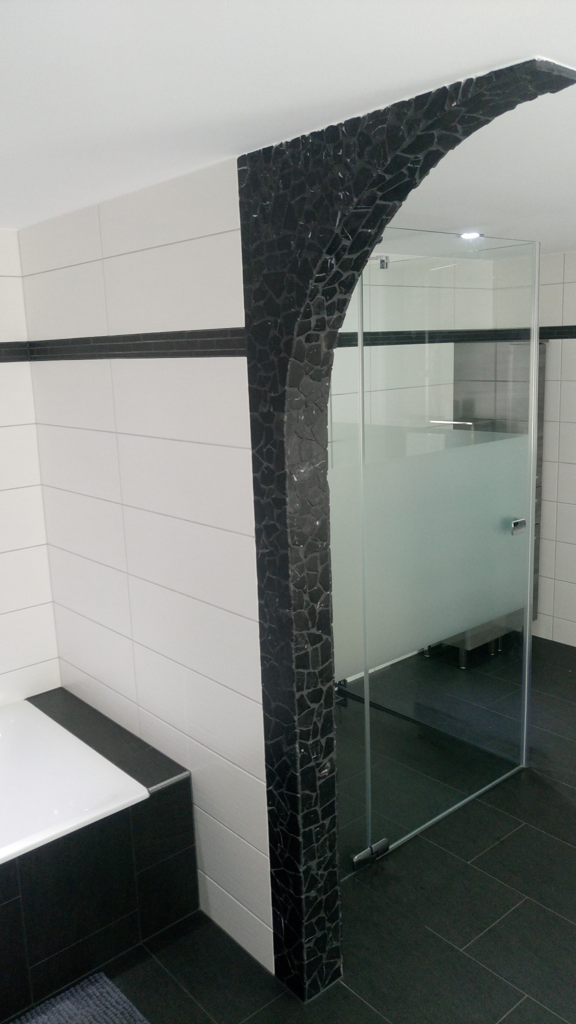 Ręcznie wykonany łuk z mozajki naturalnej