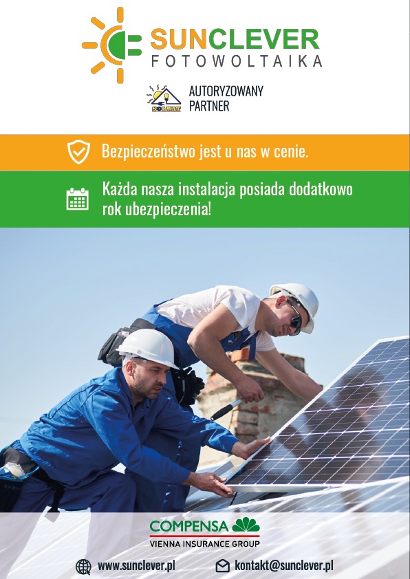 Dwóch monterów w Gdańsku instaluje panele słoneczne na dachu, widoczny komin w tle, oferta dodatkowego roku ubezpieczenia instalacji.