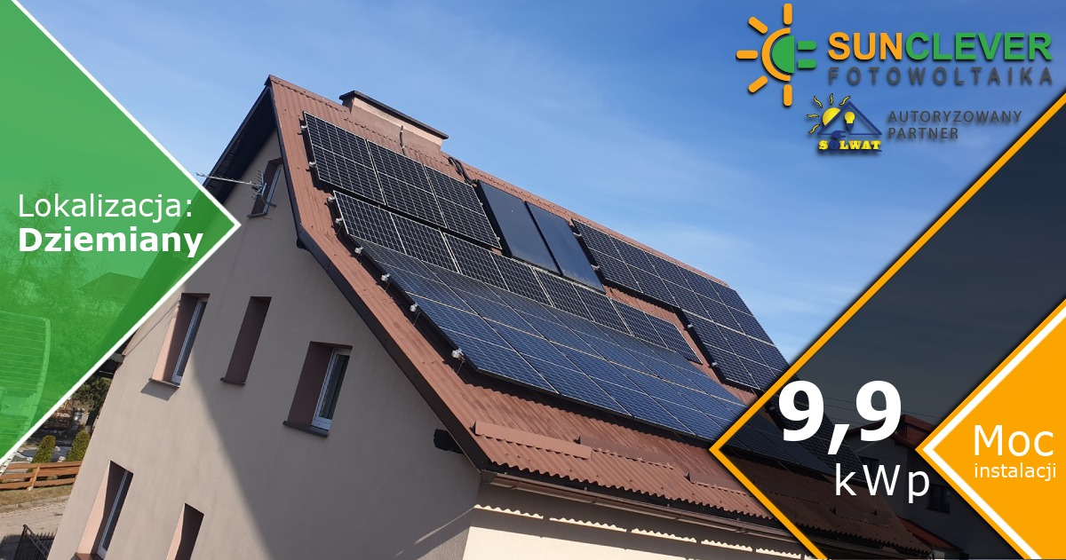 Instalacja paneli na brązowym dachu dwupiętrowego domu w Dziemianach, z logo firmy i informacją o mocy 9,9 kWp nałożoną graficznie.