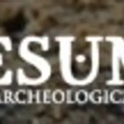 Logo firmy archeologicznej GLESUM z motywem meandru greckiego na tle tekstury ziemi.