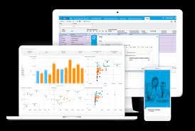 Ekran laptopa, monitora i smartfona prezentujące interfejs oprogramowania z wykresami słupkowymi, tabelami i formularzami. Widoczny jasny motyw graficzny i spójny design na wszystkich urządzeniach.