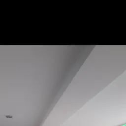 Fragment białego sufitu z widocznymi liniami podziału i małym, kwadratowym elementem oświetleniowym.